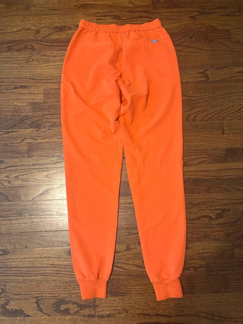 Figs Men Tansen Jogger Sunset Orange SMALL TALL.